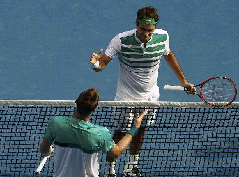 Il salauto al termine della partita vinta da Federer . (Reuters)